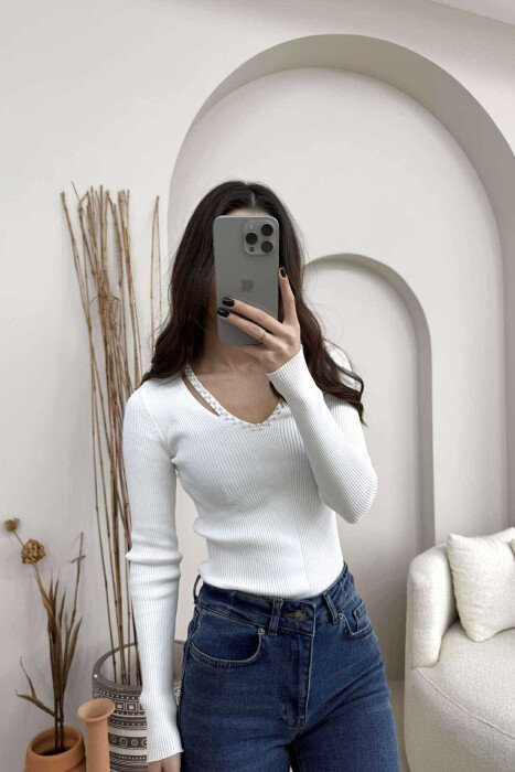 V NECK PEARL DETAILS ONE COLOR WOMEN SWEATER WHITE-E BARDHE 