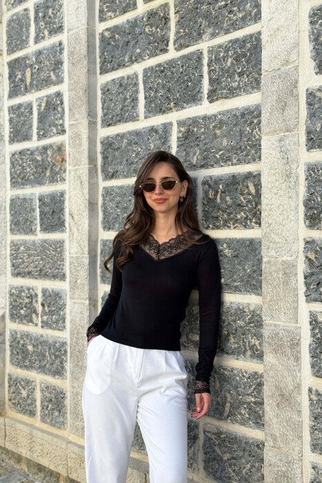 BLUZE NJE NGJYRESHE ME DETAJ DANTELLE PER FEMRA NE NGJYRE TE ZEZE - 