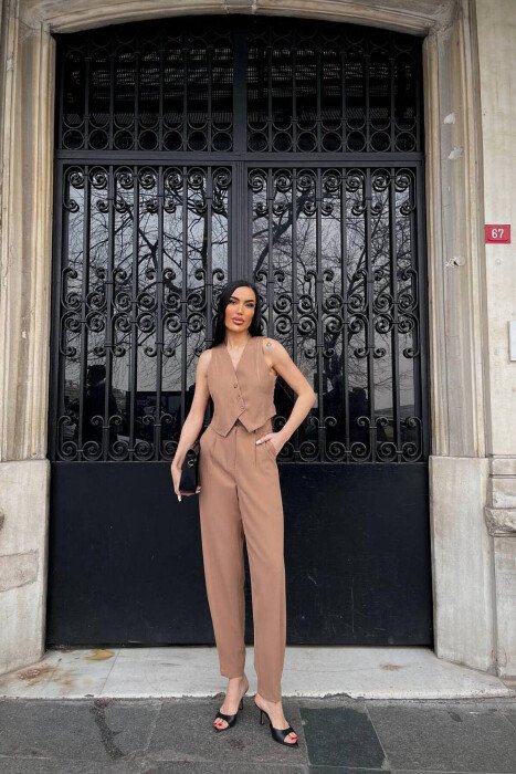 KOSTUM ME PANTALLONA DHE JELEK PËR FEMRA NË NGJYRËN BEZHË - KLAUDIO FASHION