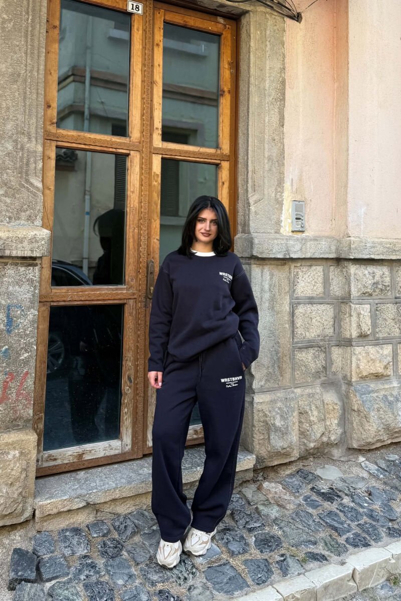 WRITTINGS SWEATSHIRT + SWEATPANTS FLUFFY WOMAN SET DARK BLUE/BEE - 1
