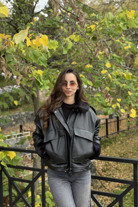 XHAKETË LËKURE ME DETAJE PELLUSHI NË NGJYRË TË ZEZË - KLAUDIO FASHION