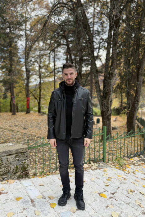 XHAKETË NJË NGJYRËSHE LËKURE ME KAPUÇ PËR MESHKUJ NË NGJYRË TË ZEZË - 6