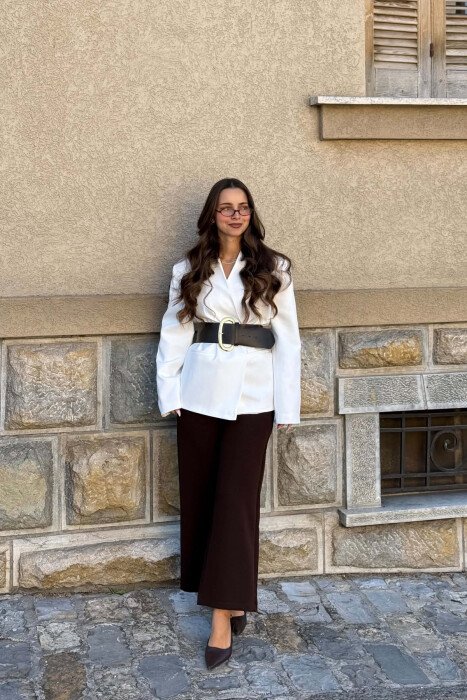 XHAKETE NJE NGJYRESHE ME DETAJIN E RRIPIT PER FEMRA NE NGJYRE TE BARDHE - KLAUDIO FASHION