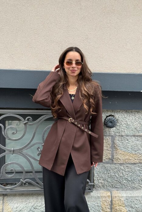 XHAKETE NJE NGJYRESHE ME DETAJIN E RRIPIT PE FEMRA NE NGJYRE KAFE TE ERRET - KLAUDIO FASHION