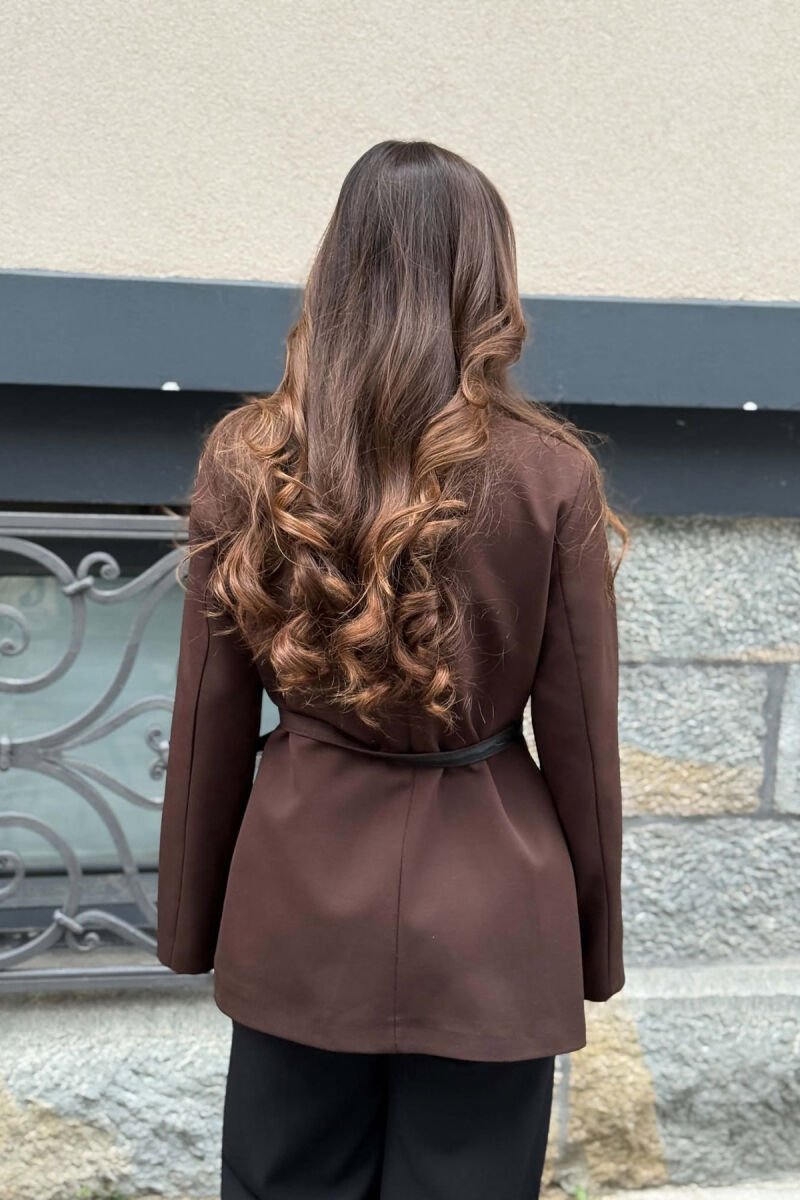 XHAKETE NJE NGJYRESHE ME DETAJIN E RRIPIT PE FEMRA NE NGJYRE KAFE TE ERRET - 2