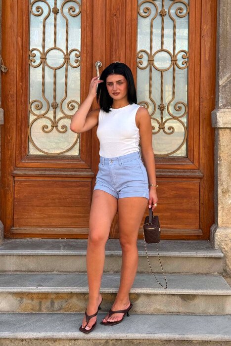 XHINSE TE SHKURTRA NJE NGJYRESHE PER FEMRA NE NGJYRE BLU TE ZBARDHUR - 6