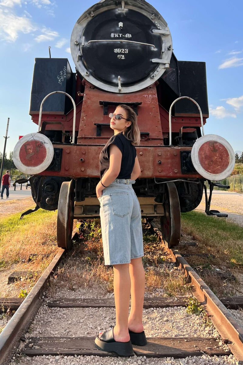 XHINSE TË SHKURTRA TË THJESHTA PËR FEMRA NË NGJYRËN BLU E ZBARDHUR - 8