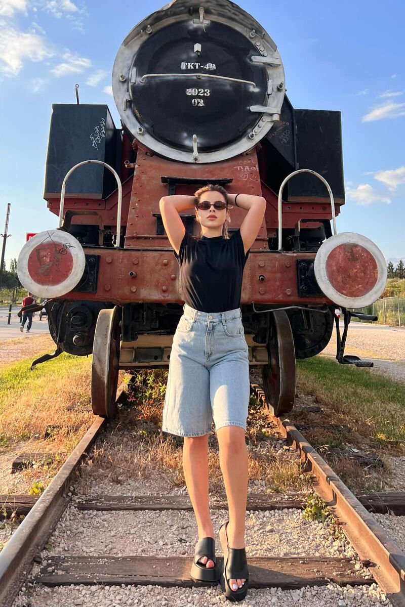 XHINSE TË SHKURTRA TË THJESHTA PËR FEMRA NË NGJYRËN BLU E ZBARDHUR - 9