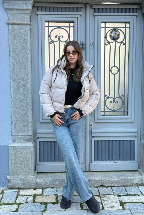 XHUP ME KAPUC PËR FEMRA NË NGJYRËN BEZHË - KLAUDIO FASHION
