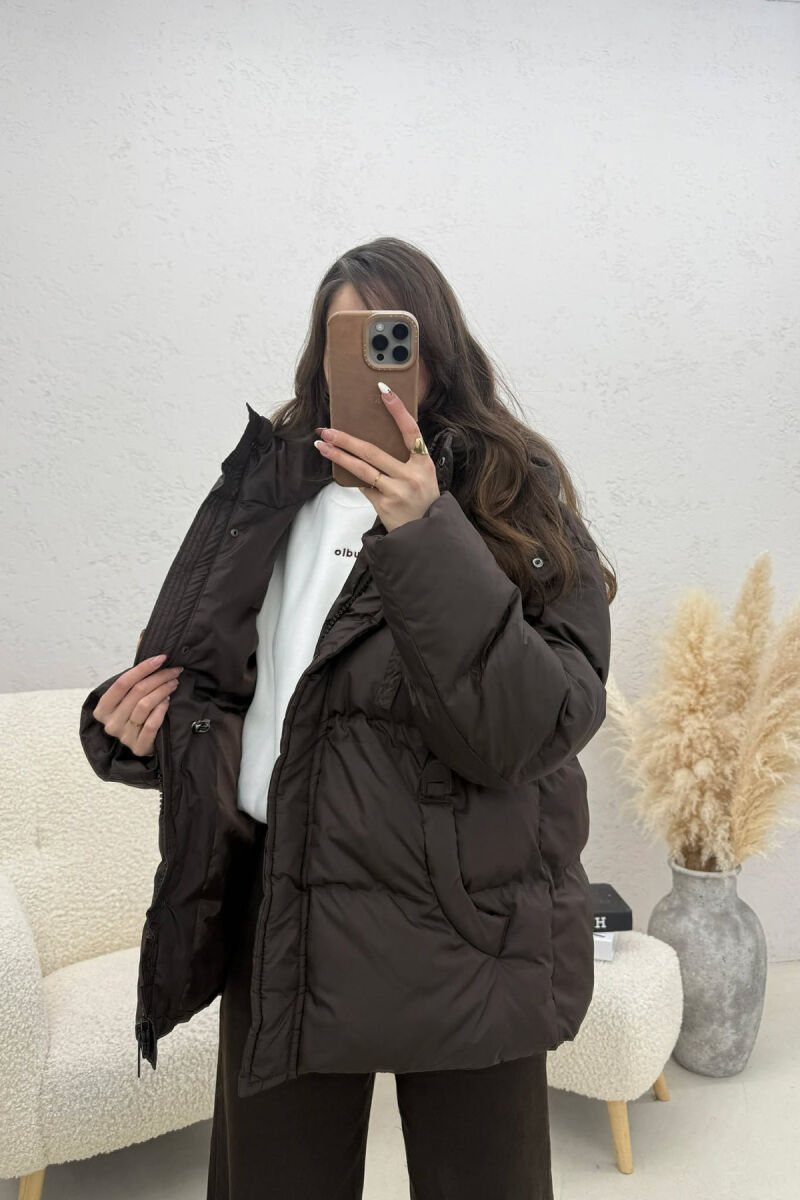 XHUP NJE NGJYRESH ME KAPUÇ DHE ZINXHIR PER FEMRA NE NGJYRE KAFE - 3