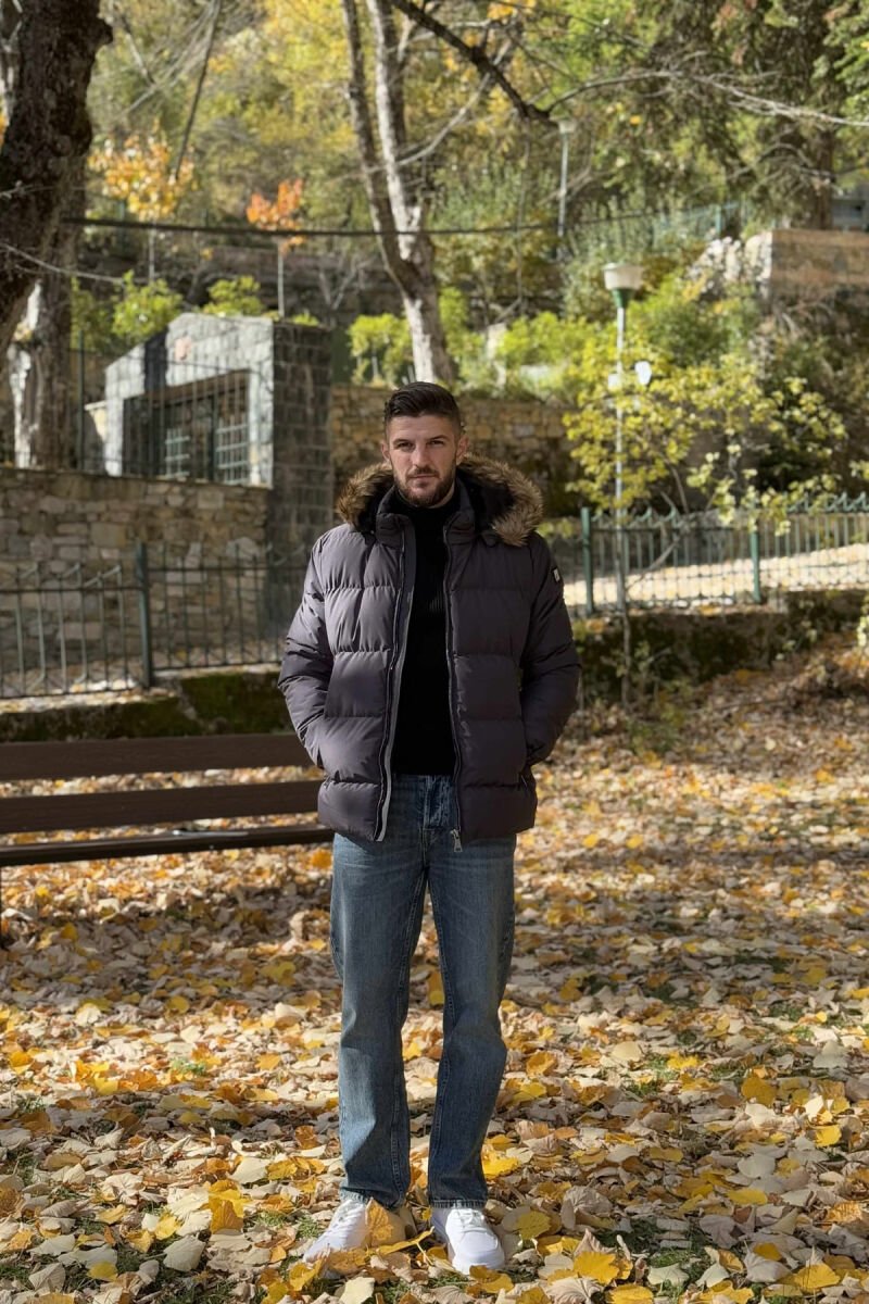 XHUP NJË NGJYRËSH ME KAPUC PËR MESHKUJ NË NGJYRËN GRI E ERRËT - 2