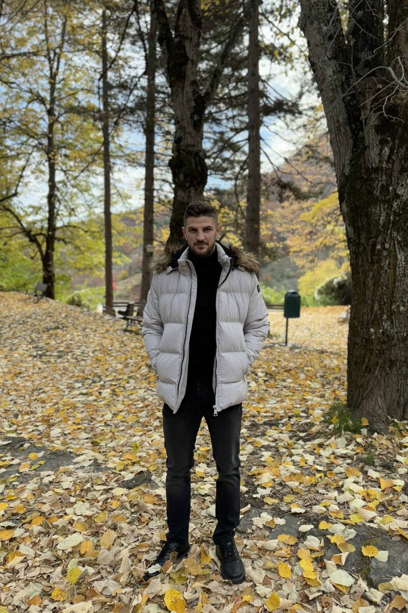 XHUP NJË NGJYRËSH ME KAPUC PËR MESHKUJ NË NGJYRËN GRI E ZBARDHUR - 7
