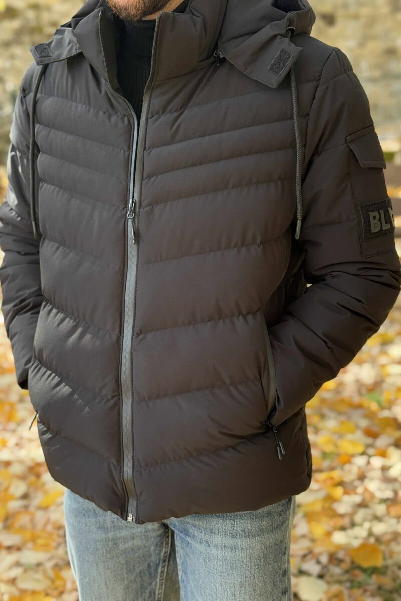 XHUP NJË NGJYRËSH ME PUSH DHE KAPUC PËR MESHKUJ NË NGJYRËN E ZEZË - 1
